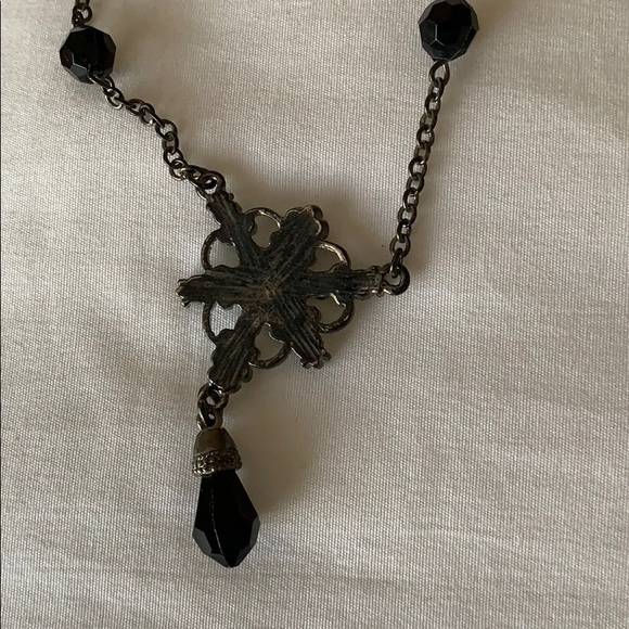 Black bead necklace with pendant - Picture 4 of 6